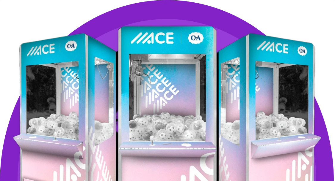 Ativação da marca C&A com estande promocional e clientes experimentando produtos